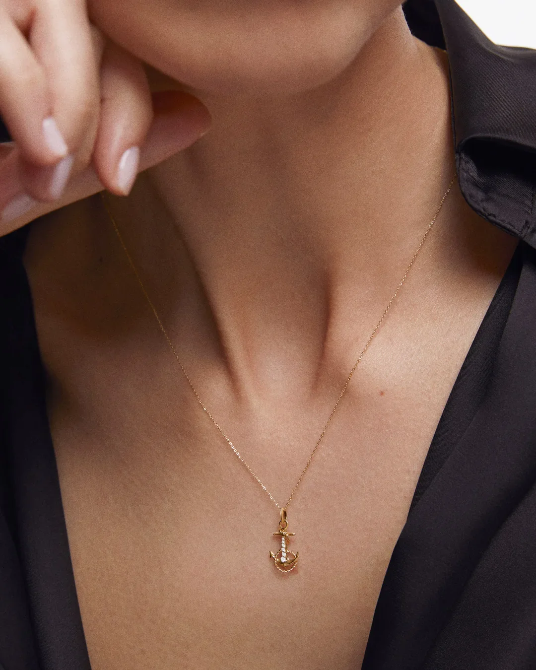 Charm Colgante Ancla M de Diamantes en Oro Amarillo de 18 Kt - Image 2