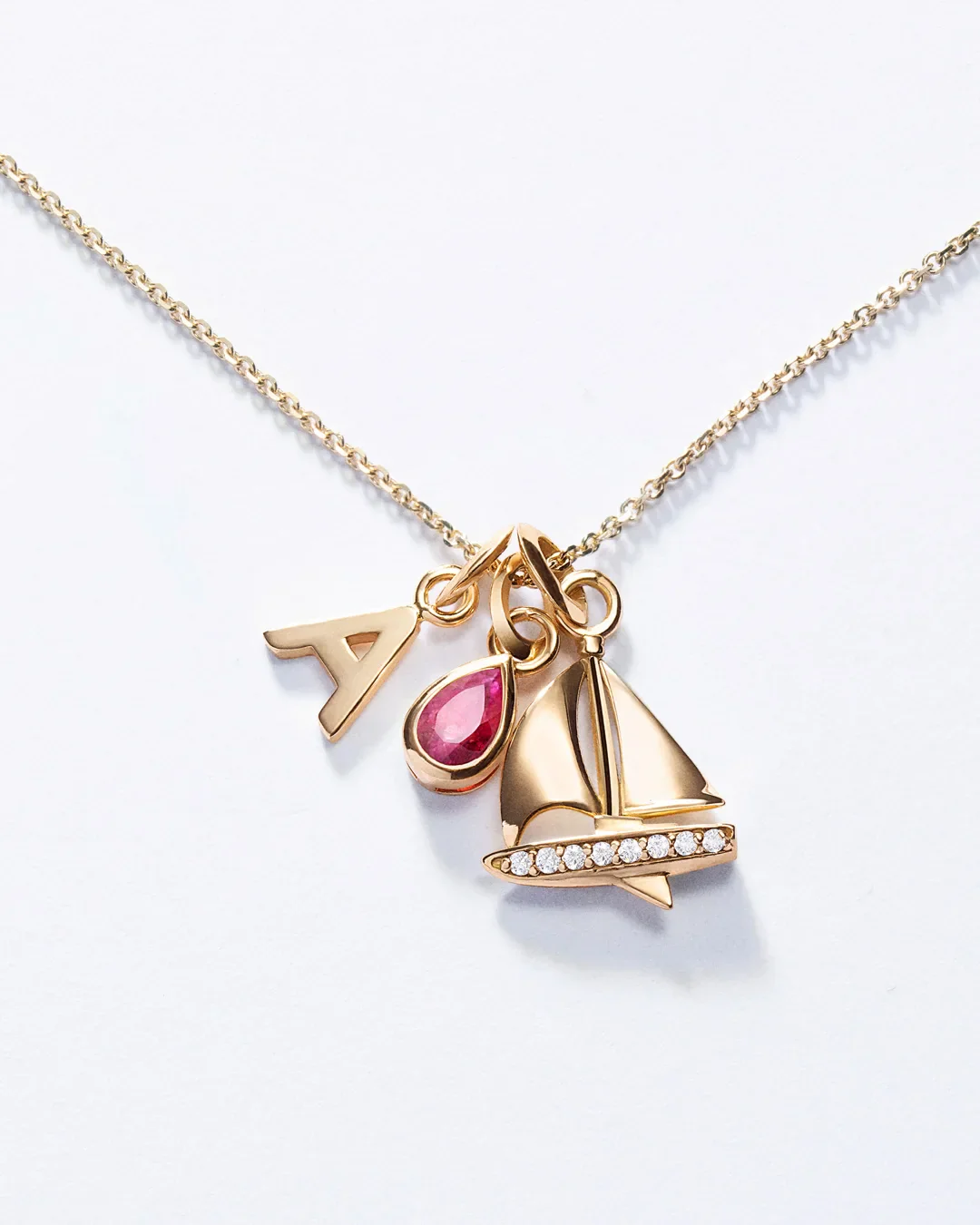 Charm Colgante Barco M de Diamantes en Oro Amarillo de 18 Kt - Image 5