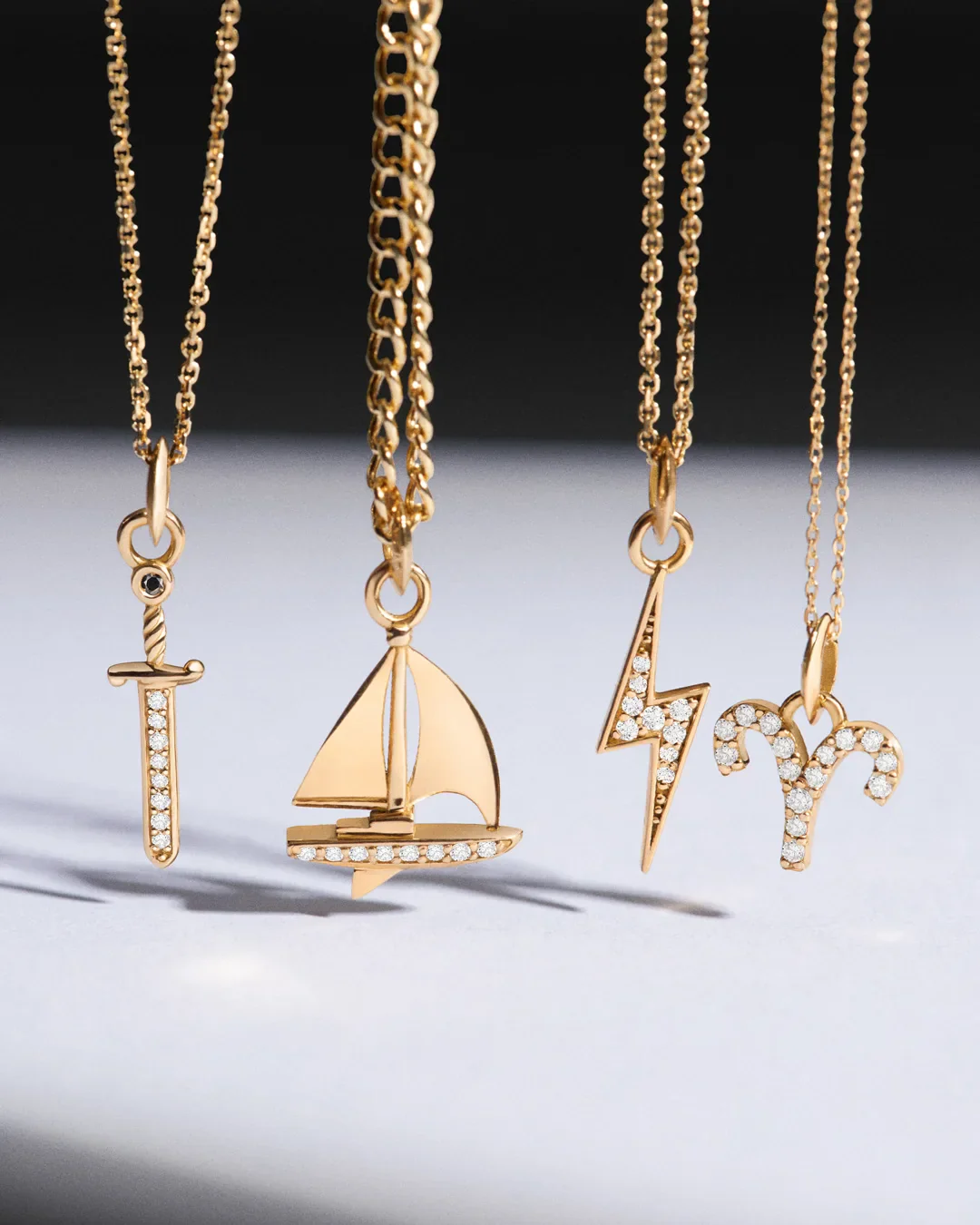 Charm Colgante Barco M de Diamantes en Oro Amarillo de 18 Kt - Image 6