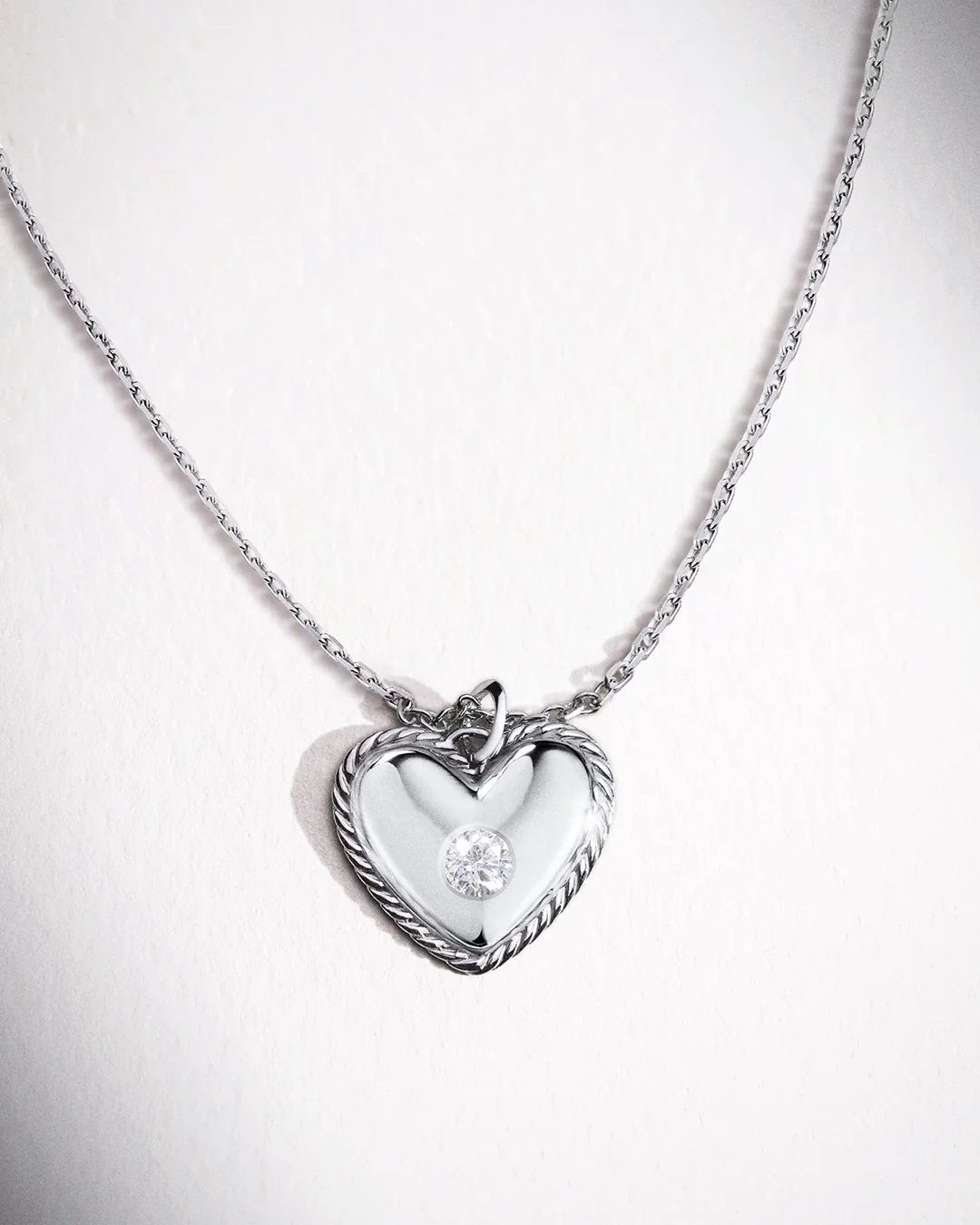 Charm Colgante Corazón Culpables de Diamante en Oro Blanco de 18 Kt - Image 4