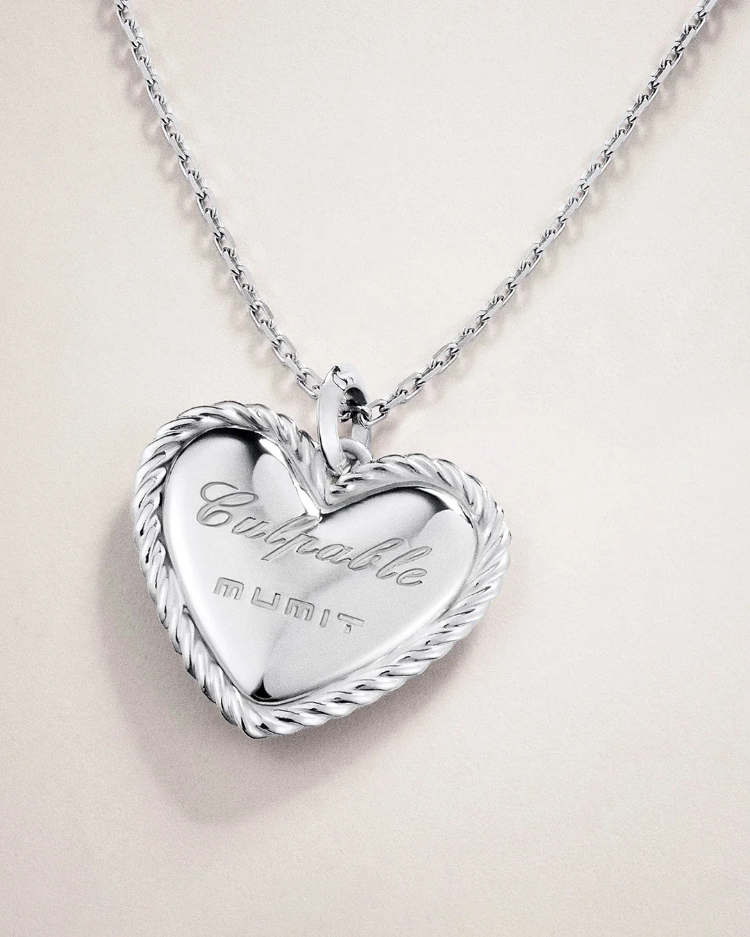 Charm Colgante Corazón Culpables en Oro Blanco de 18 Kt - Image 4