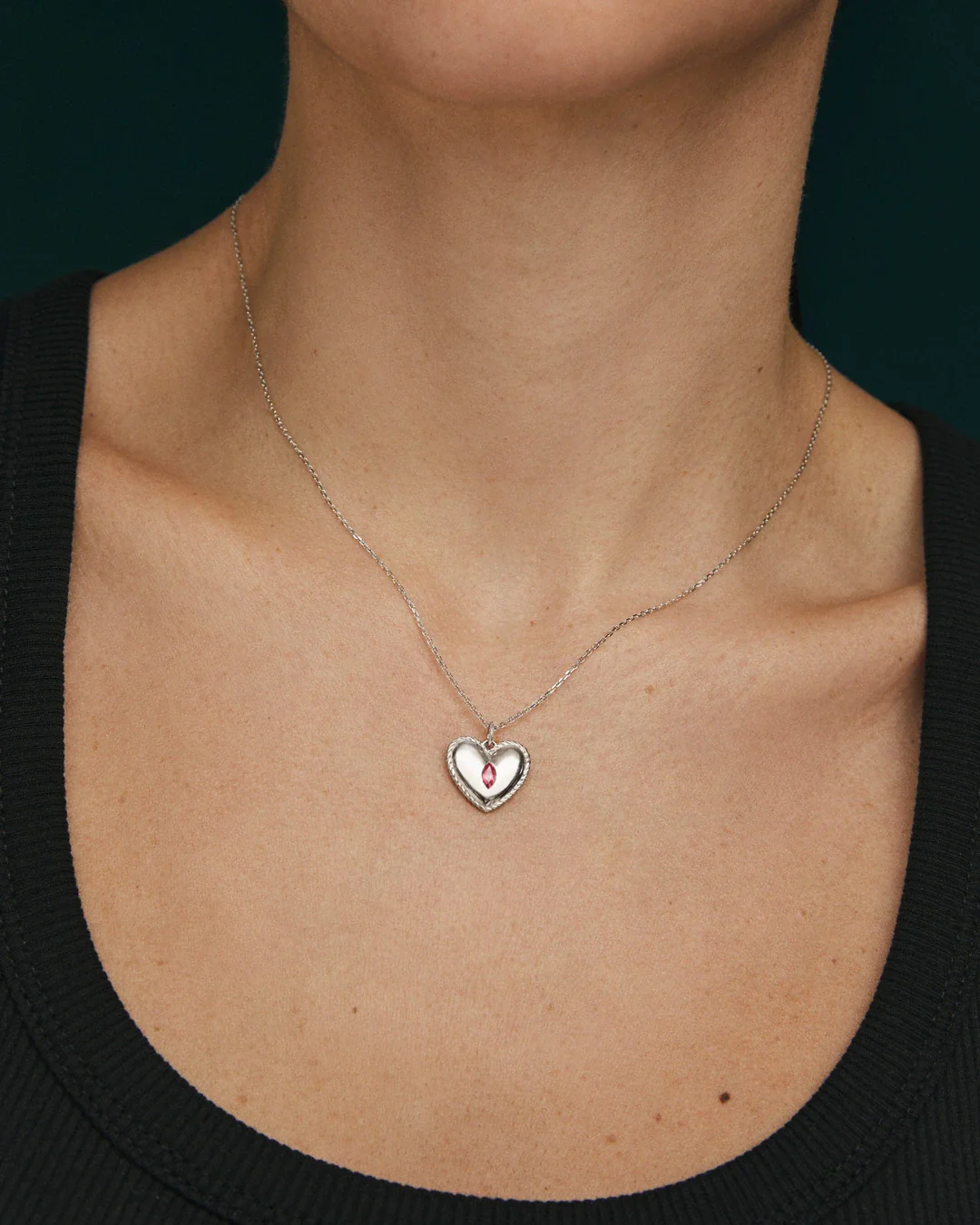 Charm Colgante Corazón Culpables de Rubí en Oro Blanco de 18 Kt - Image 2