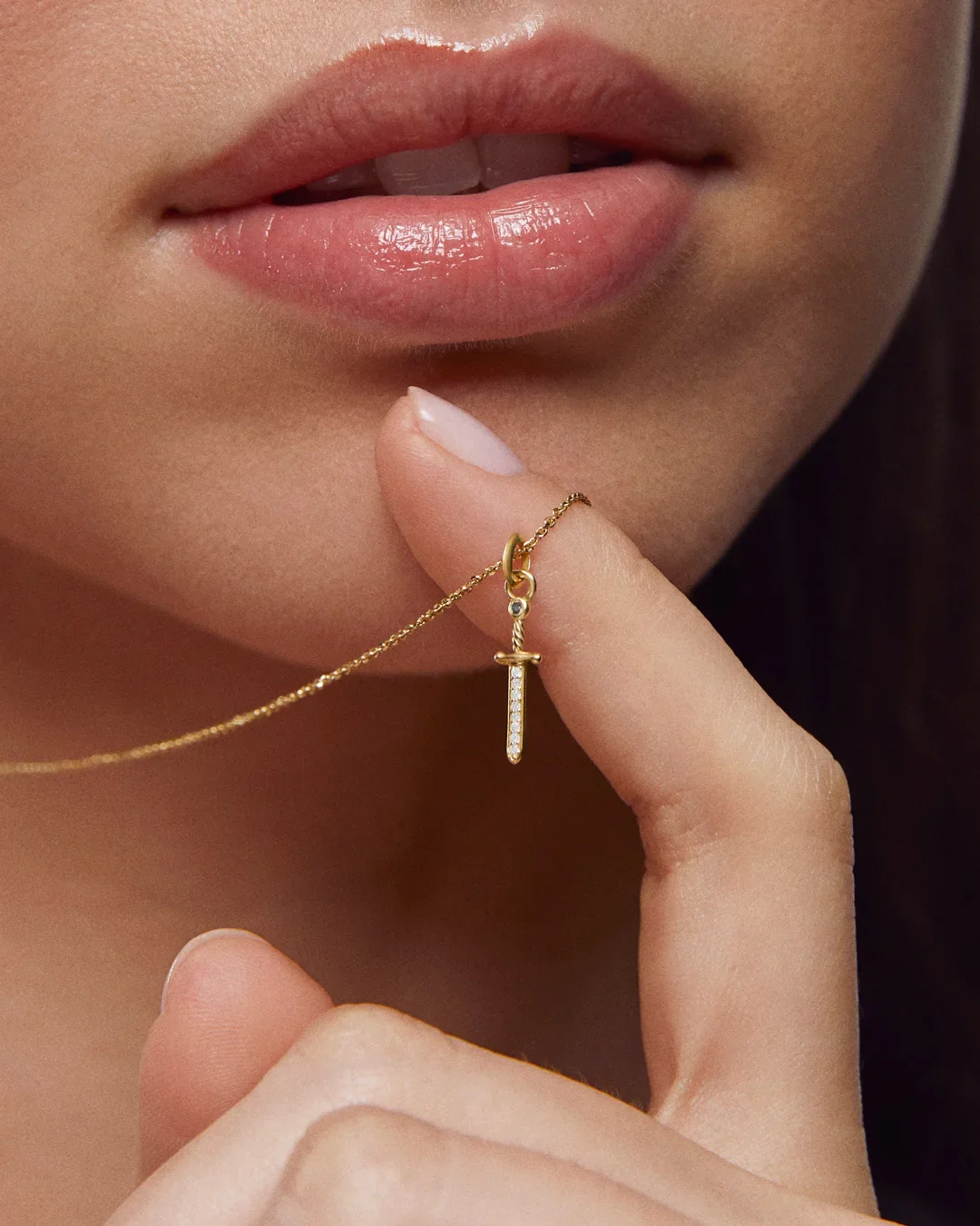 Charm Colgante Daga M de Diamantes en Oro Amarillo de 18 Kt - Image 2