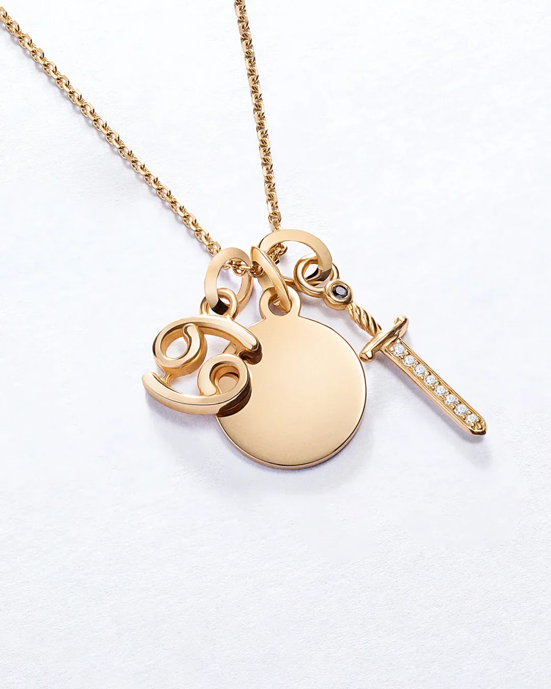 Charm Colgante Daga M de Diamantes en Oro Amarillo de 18 Kt - Image 5