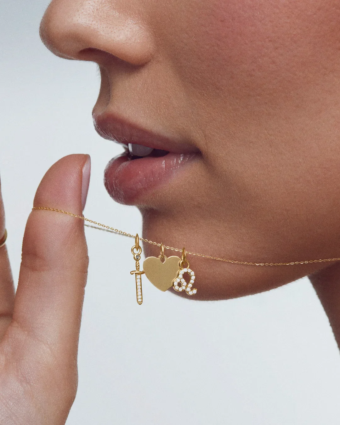Charm Colgante Daga M de Diamantes en Oro Amarillo de 18 Kt - Image 6