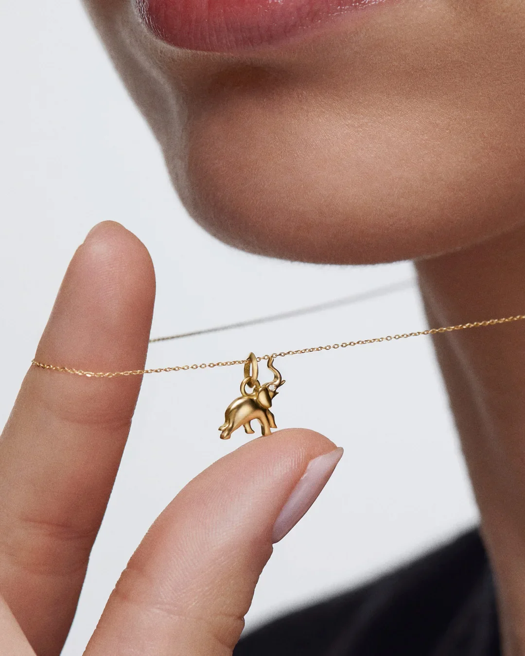 Charm Colgante Elefante S de Diamante en Oro Amarillo de 18 Kt - Image 2