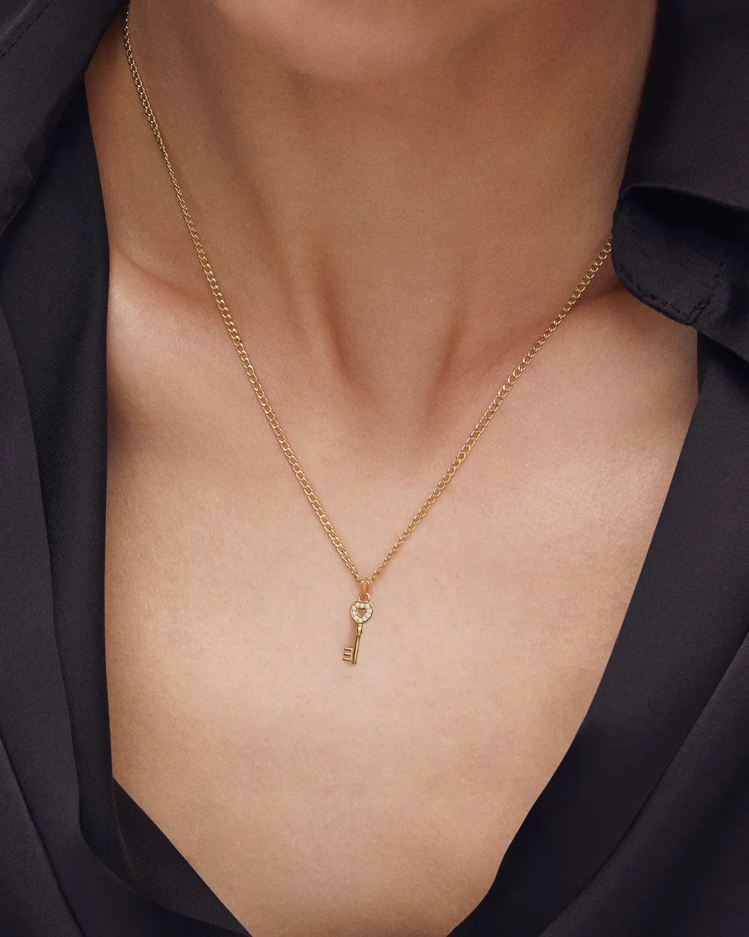 Charm Colgante Llave M de Diamantes en Oro Amarillo de 18 Kt - Image 3