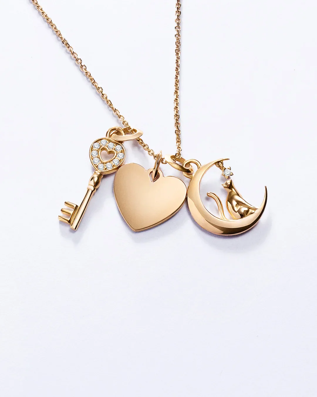 Charm Colgante Llave M de Diamantes en Oro Amarillo de 18 Kt - Image 5