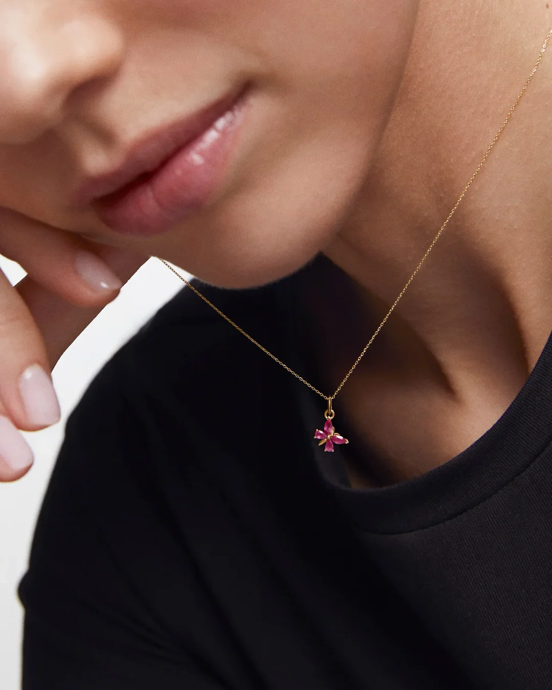 Charm Colgante Mariposa S de Rubíes en Oro Amarillo de 18 Kt - Image 3