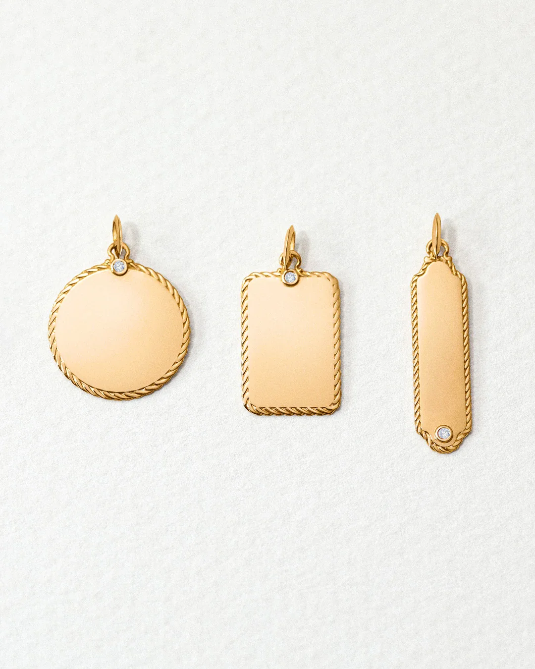 Charm Colgante Medalla L de Diamante en Oro Amarillo de 18 Kt - Image 6