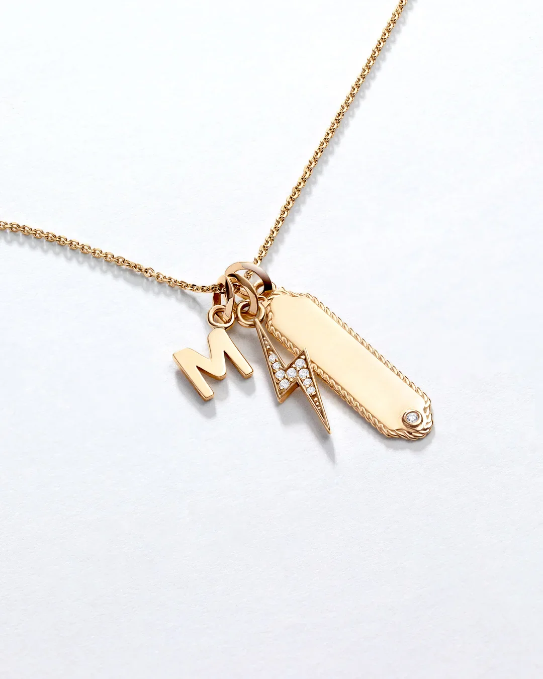Charm Colgante Medalla Tag L de Diamante en Oro Amarillo de 18 Kt - Image 5