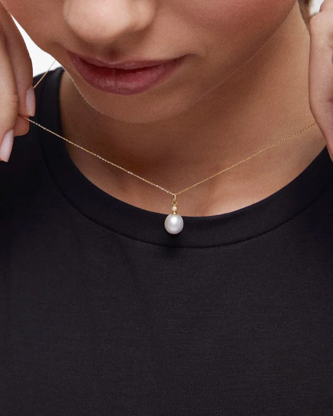 Charm Colgante Perla Lágrima M de Diamante en Oro Amarillo de 18 Kt - Image 2