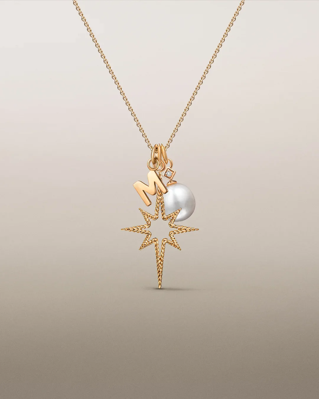 Charm Colgante Perla Lágrima M de Diamante en Oro Amarillo de 18 Kt - Image 5