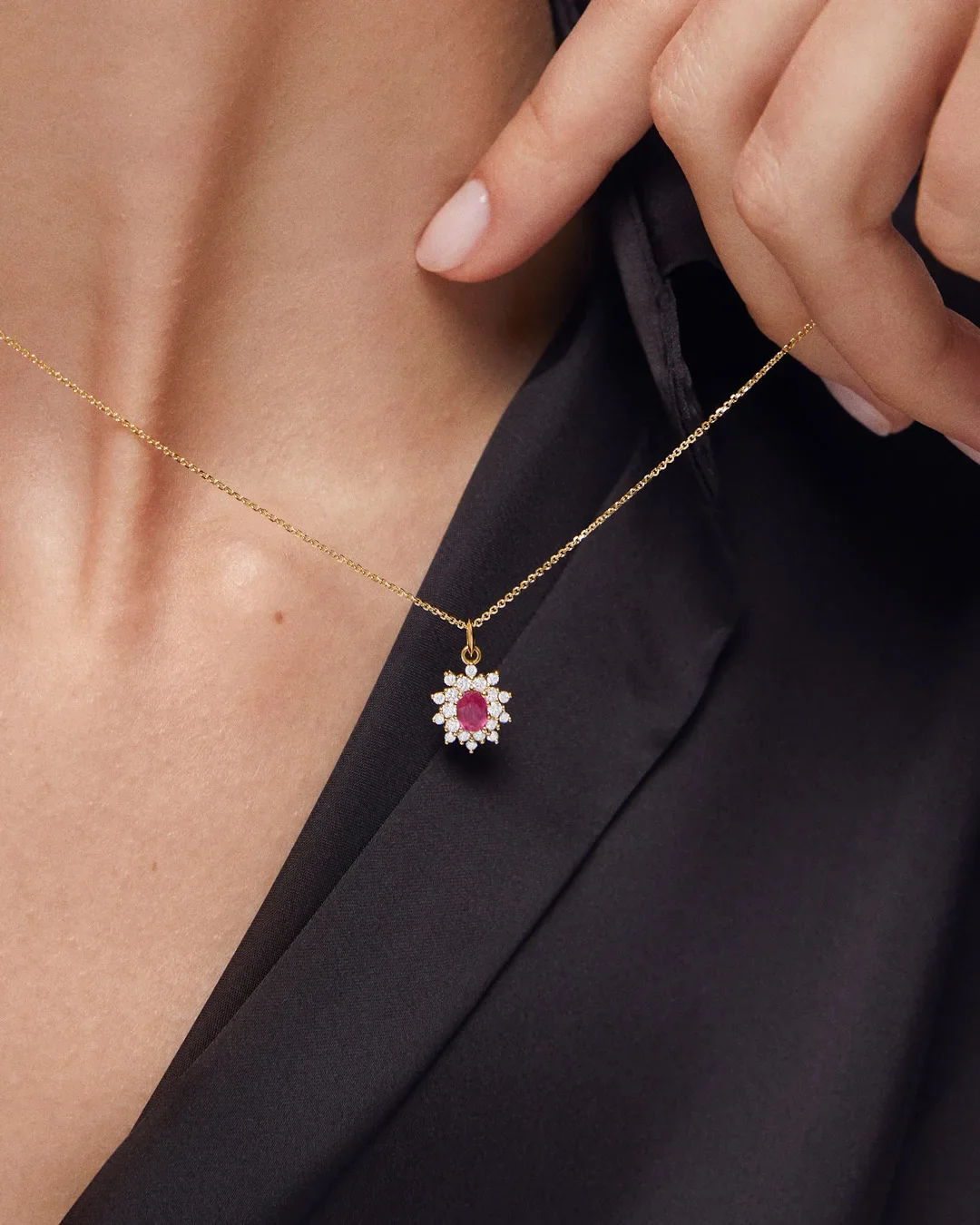 Charm Colgante Roseta M de Rubí y Diamantes en Oro Amarillo de 18 Kt - Image 2