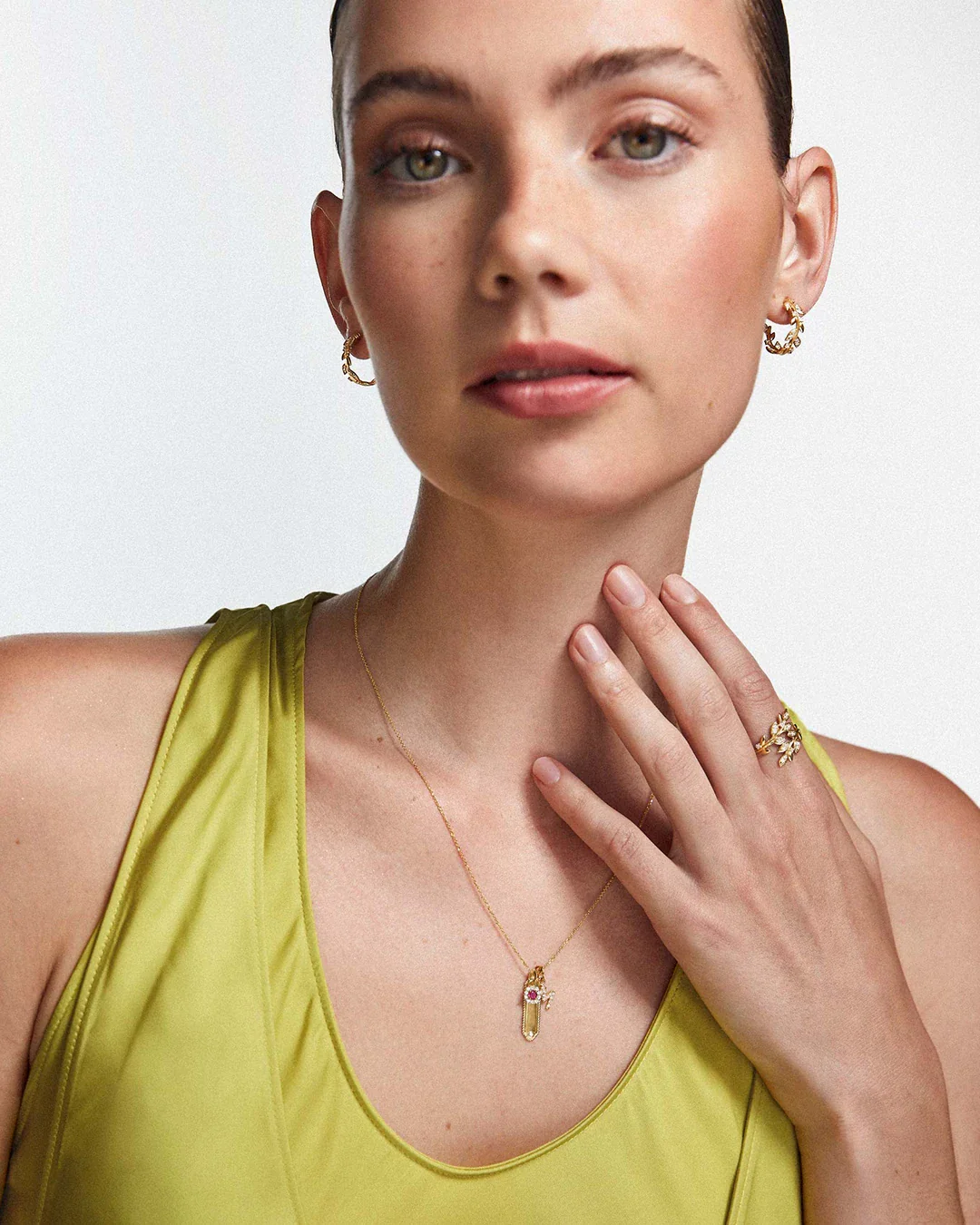 Charm Colgante Roseta S de Rubí y Diamantes en Oro Amarillo de 18 Kt - Image 2