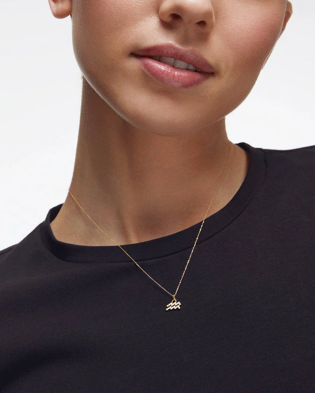Charm Colgante Zodíaco Acuario S de Diamantes en Oro Amarillo de 18 Kt - Image 2