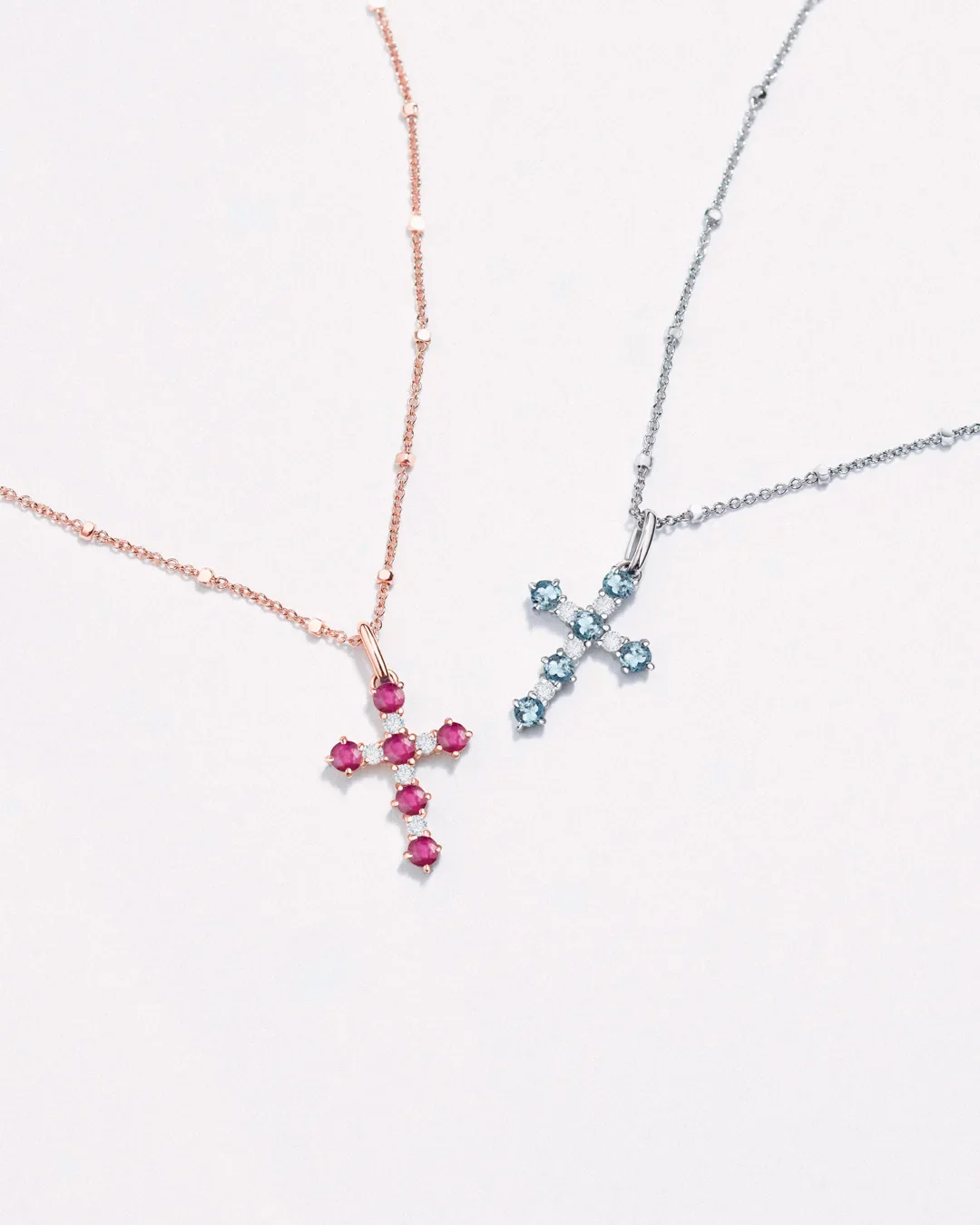 Colgante Cruz Gaia de Rubíes y Diamantes en Oro Rosa de 18 Kt - Image 4