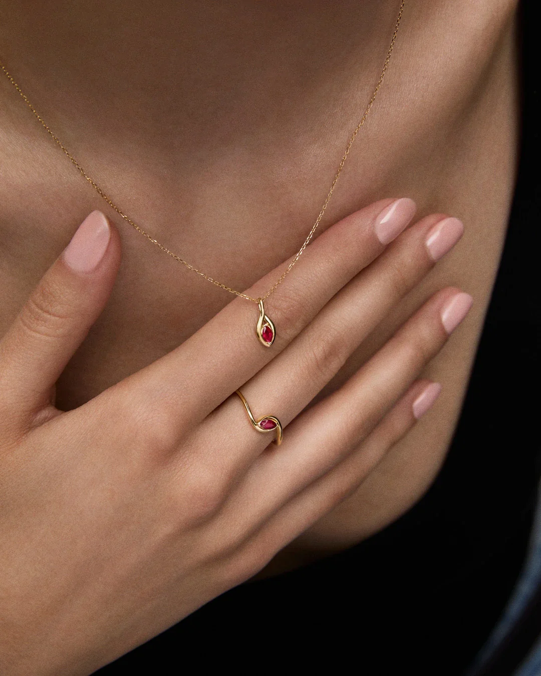 Colgante Liora Élan de Rubí en Oro Amarillo de 18 kt - Image 3