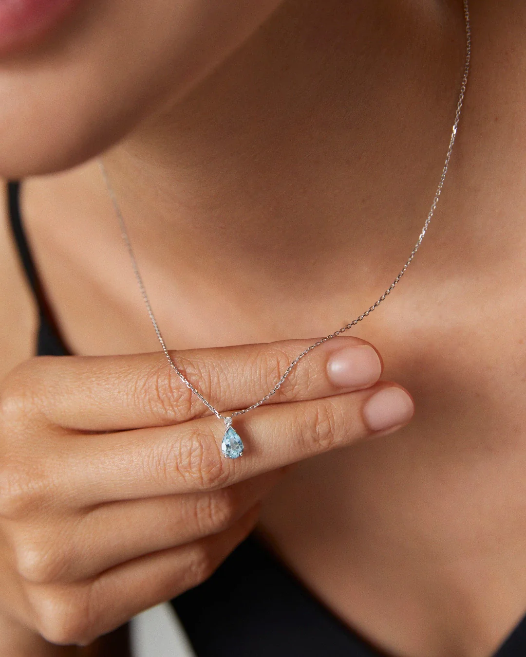 Gargantilla Amelie Pera de Aguamarina en Oro Blanco de 18 Kt - Image 2