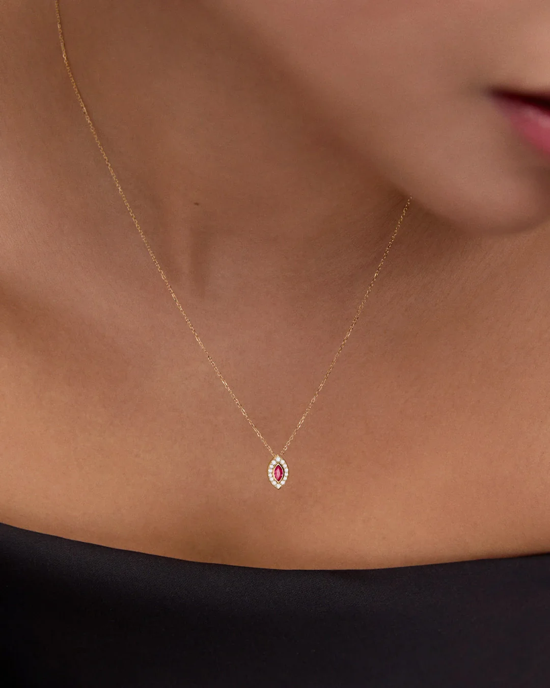 Gargantilla Art Deco Cleo de Rubí y Diamantes en Oro Amarillo de 18 Kt - Image 2