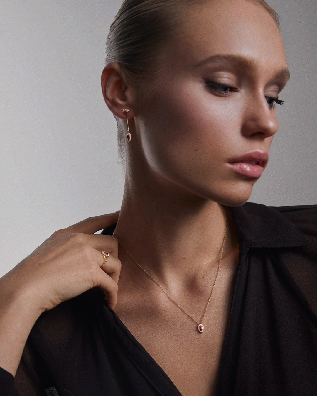 Gargantilla Art Deco Cleo de Rubí y Diamantes en Oro Amarillo de 18 Kt - Image 3