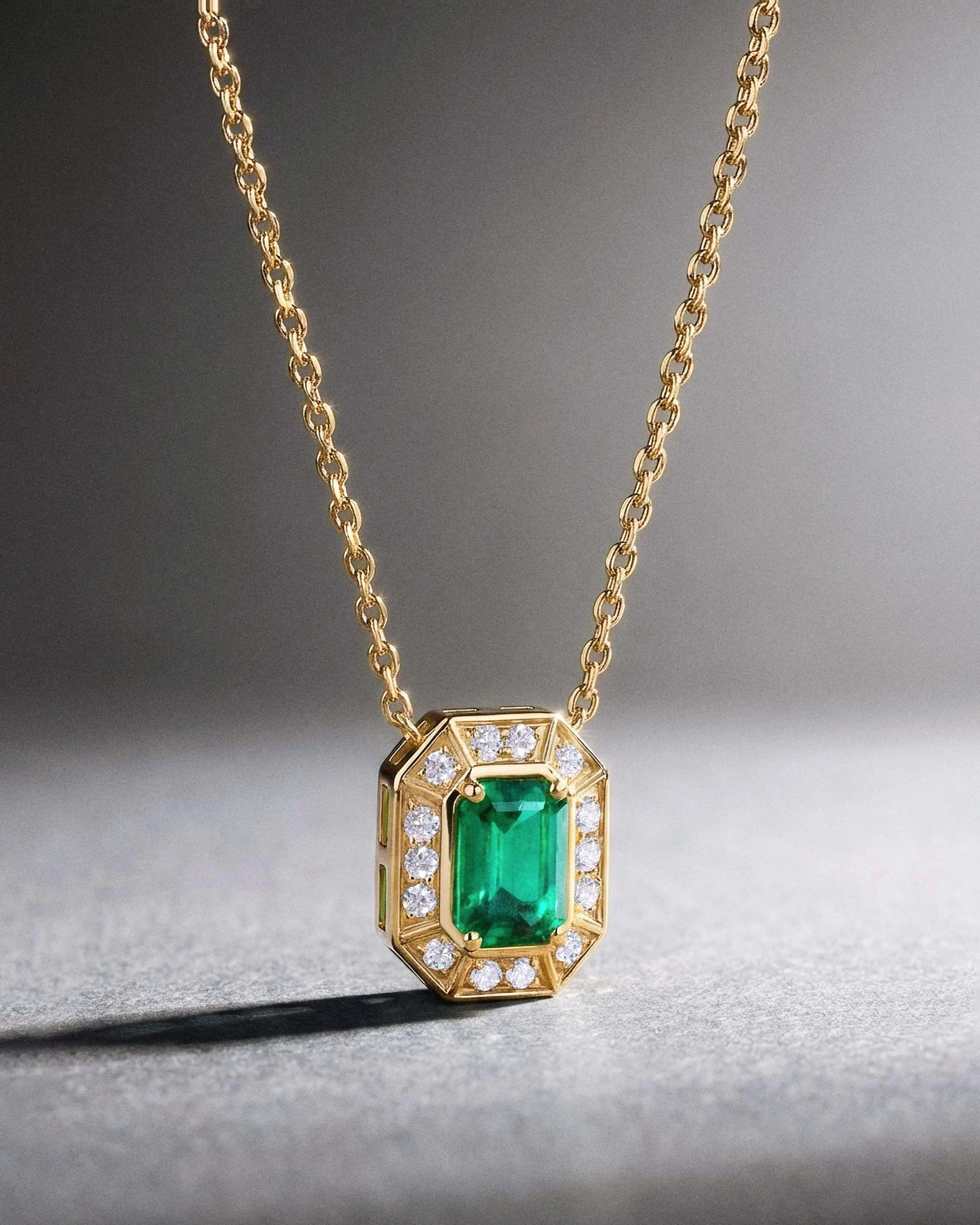 Gargantilla Art Deco Helen de Esmeralda y Diamantes en Oro Amarillo de 18 Kt - Image 5