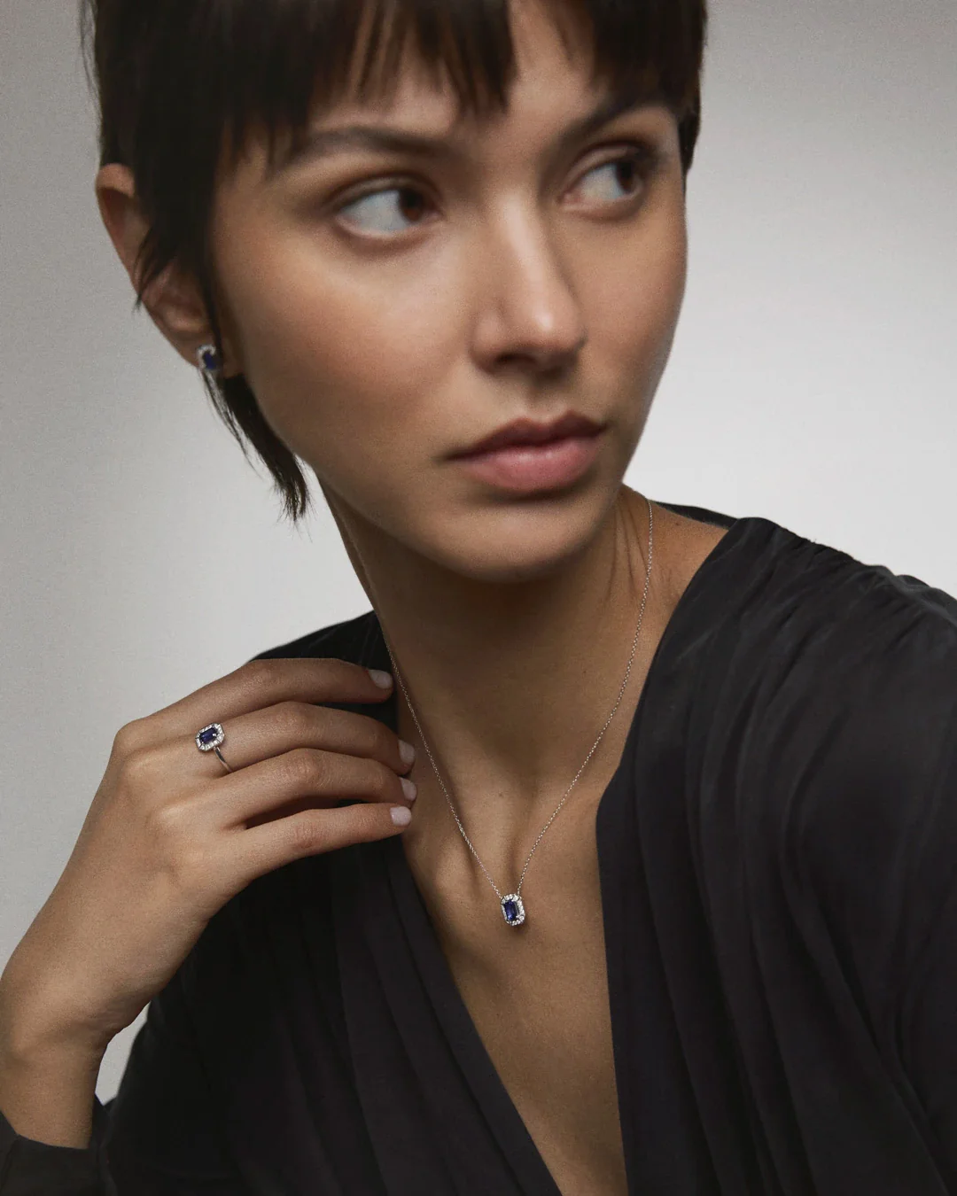 Gargantilla Art Deco Helen de Zafiro y Diamantes en Oro Blanco de 18 Kt - Image 3