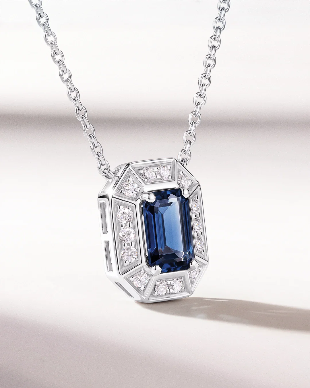 Gargantilla Art Deco Helen de Zafiro y Diamantes en Oro Blanco de 18 Kt - Image 5