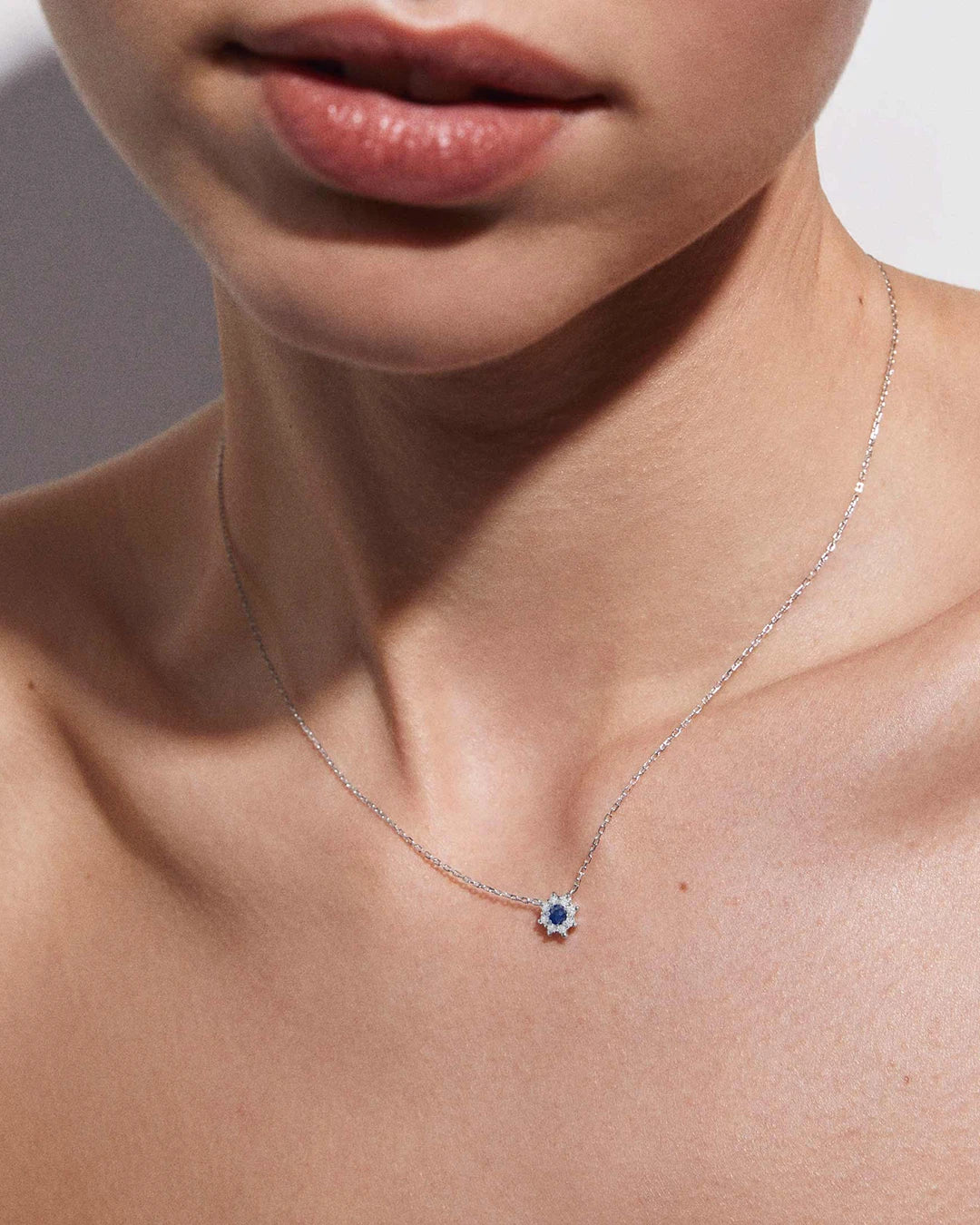 Gargantilla Astrid de Zafiro y Diamantes en Oro Blanco de 18 Kt - Image 2