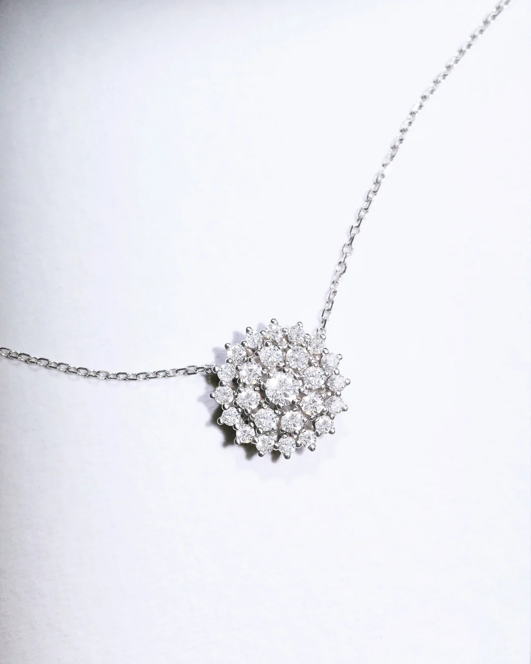 Gargantilla Blossom de Diamantes en Oro Blanco de 18 Kt - Image 5