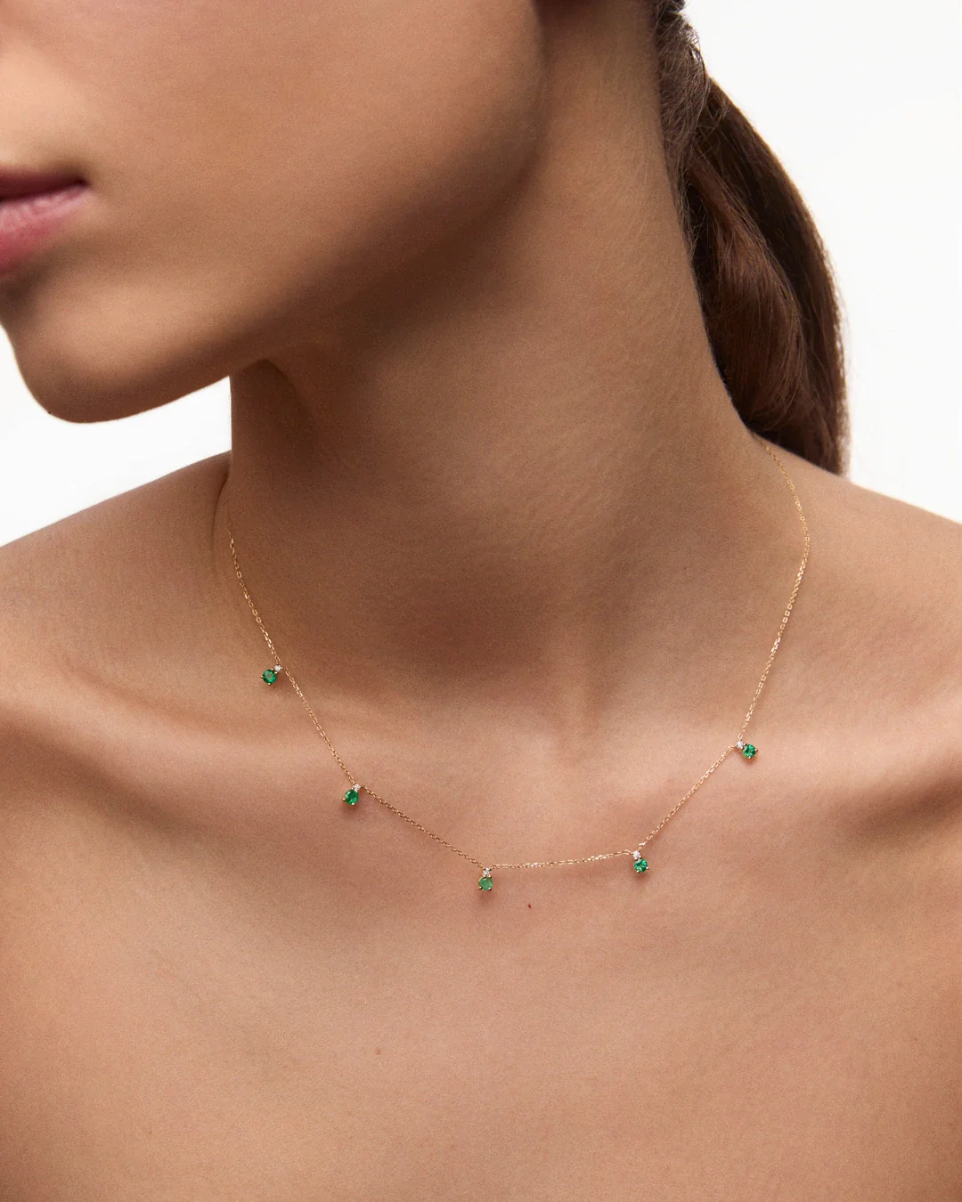Gargantilla Bonnie de Esmeraldas y Diamantes en Oro Amarillo de 18 Kt - Image 2