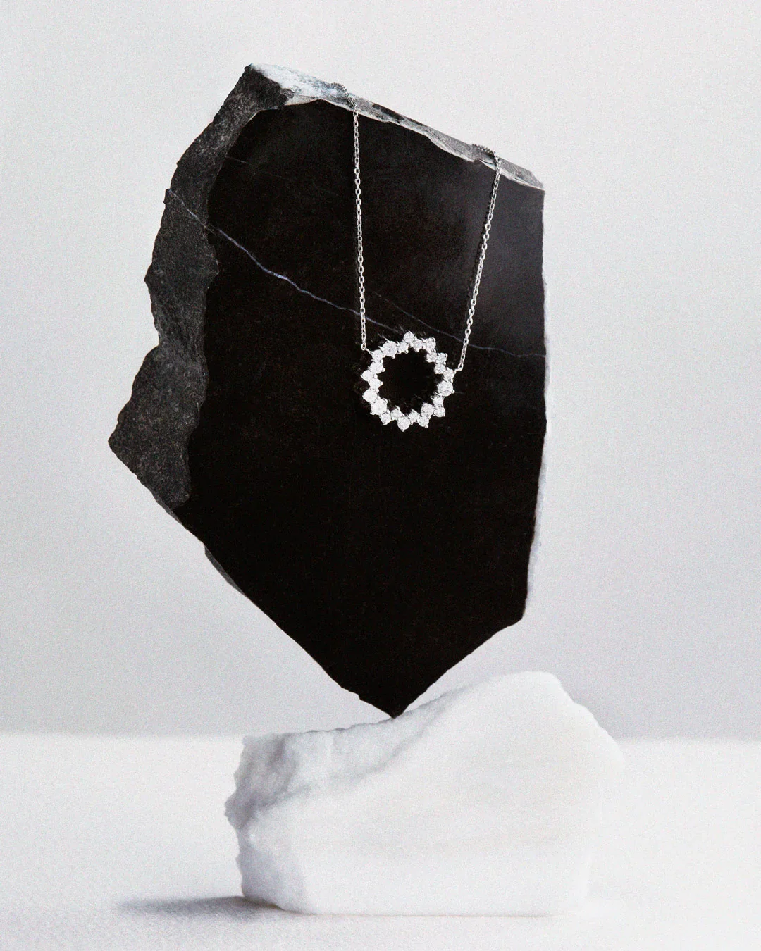 Gargantilla Circular Luz de Luna de Diamantes en Oro Blanco de 18 Kt - Image 5