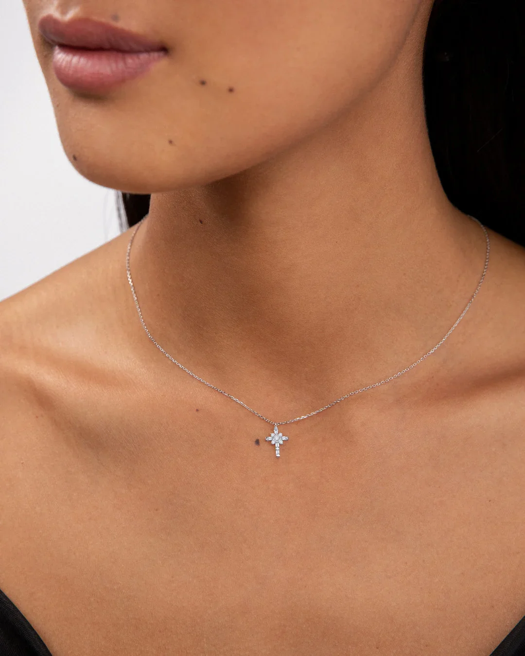 Gargantilla Cruz Brinna de Diamantes en Oro Blanco de 18 Kt - Image 2