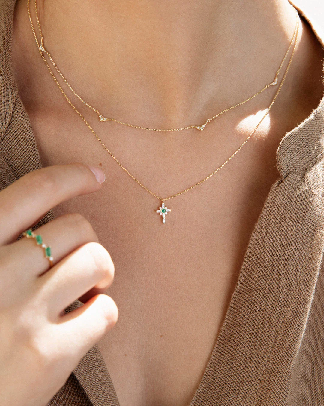 Gargantilla Cruz Brinna de Esmeralda y Diamantes en Oro Amarillo de 18 Kt - Image 3