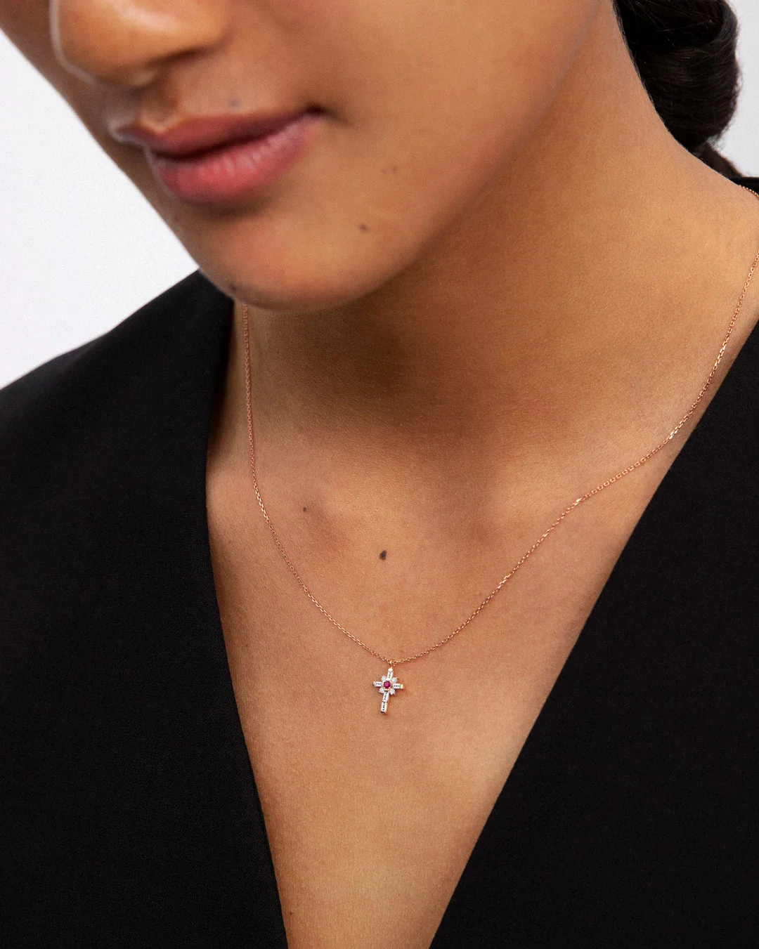 Gargantilla Cruz Brinna de Rubí y Diamantes en Oro Rosa de 18 Kt - Image 2