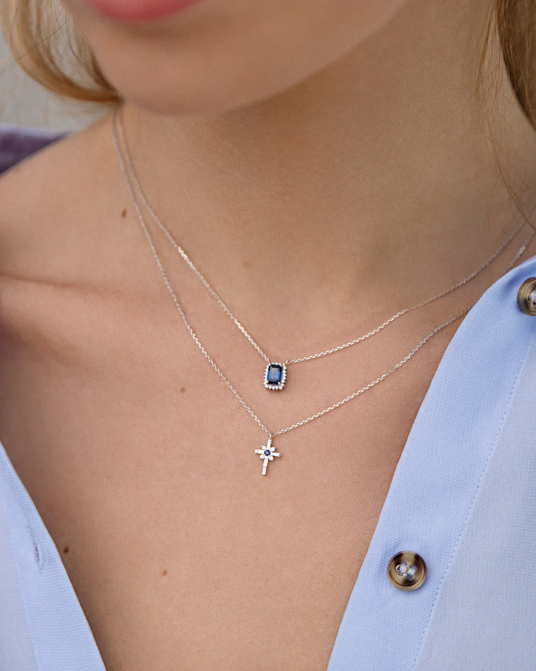 Gargantilla Cruz Brinna de Zafiro y Diamantes en Oro Blanco de 18 Kt - Image 3