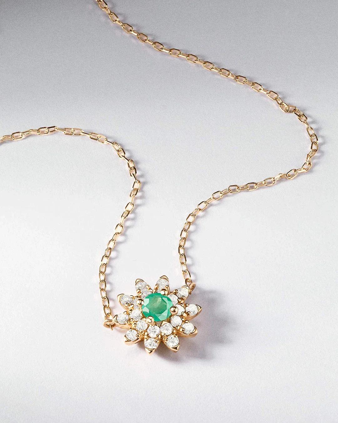 Gargantilla Florence de Esmeralda y Diamantes en Oro Amarillo de 18 Kt - Image 4