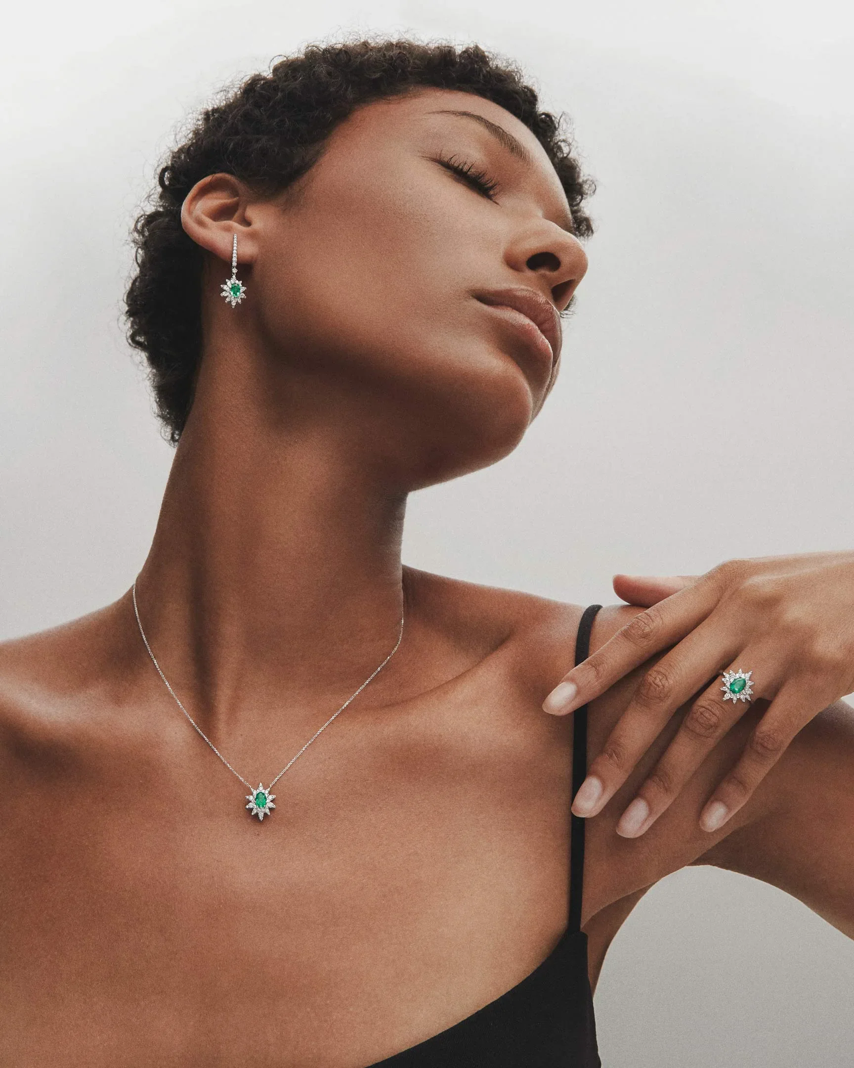 Gargantilla Green Jay de Esmeralda y Diamantes en Oro Blanco de 18 Kt - Image 2