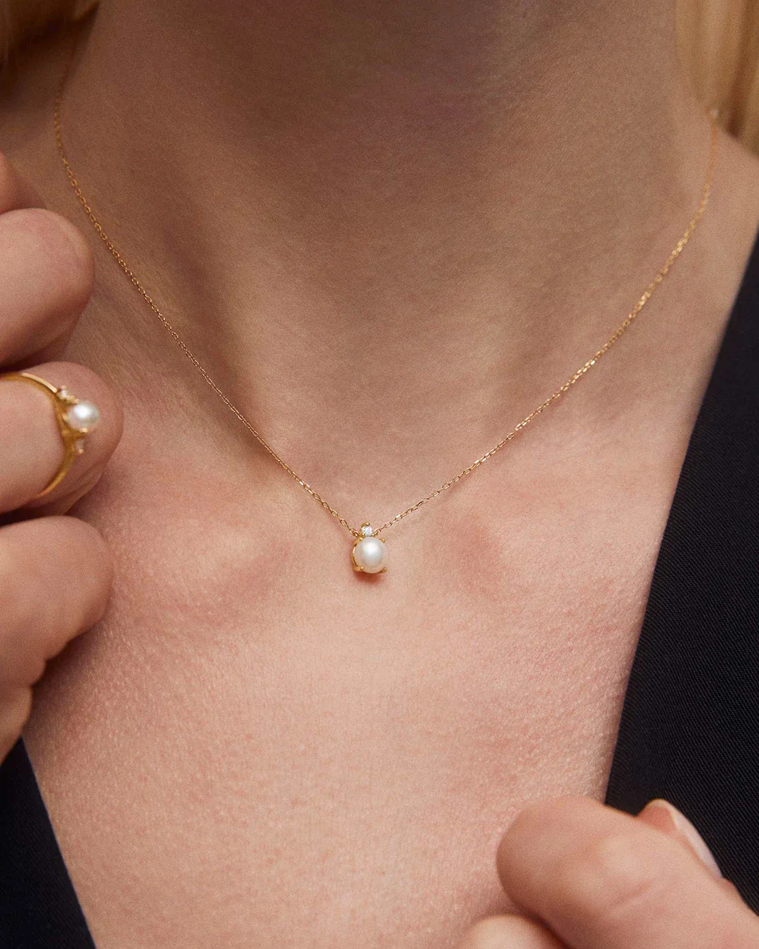 Gargantilla Holly de Perla y Diamante en Oro Amarillo de 18 Kt - Image 3