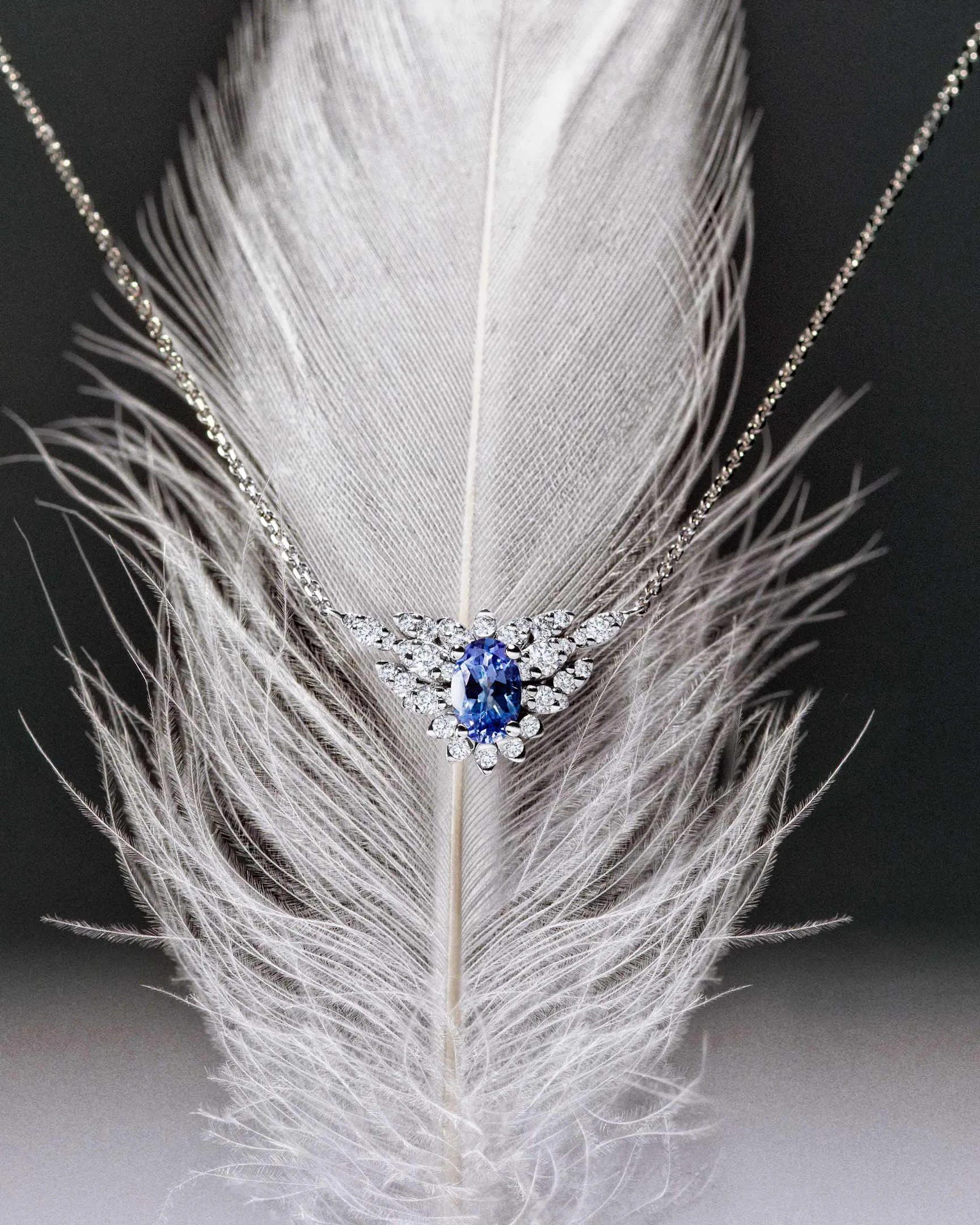 Gargantilla Indigo Jay de Tanzanita y Diamantes en Oro Blanco de 18 Kt - Image 5