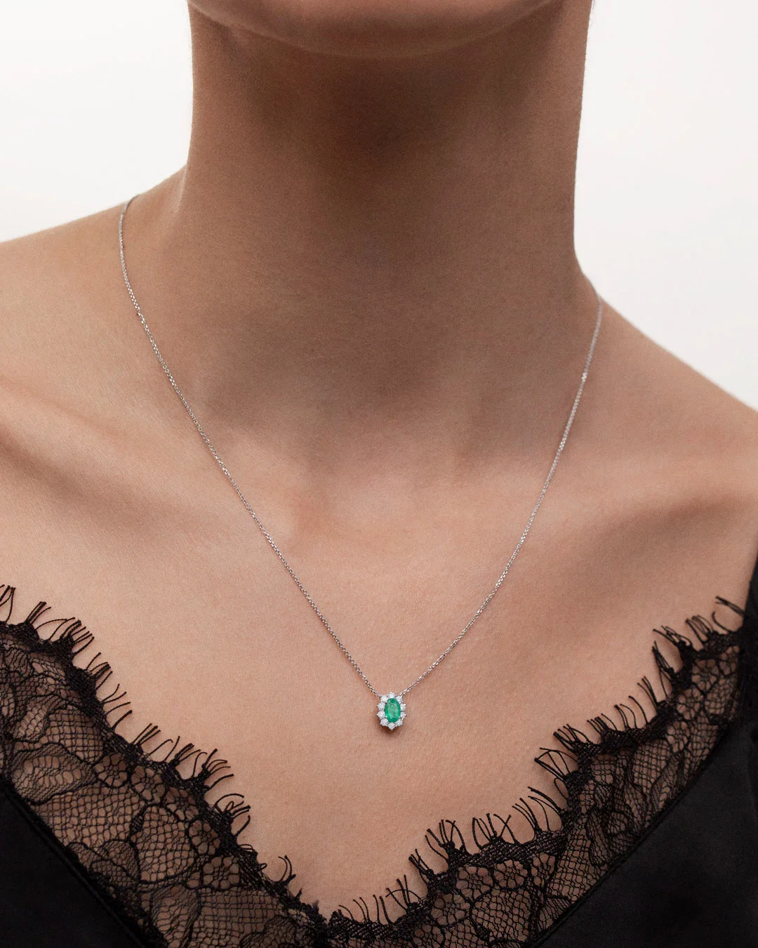 Gargantilla Irem de Esmeralda y Diamantes 0,30 Cts. en Oro Blanco de 18 Kt - Image 3