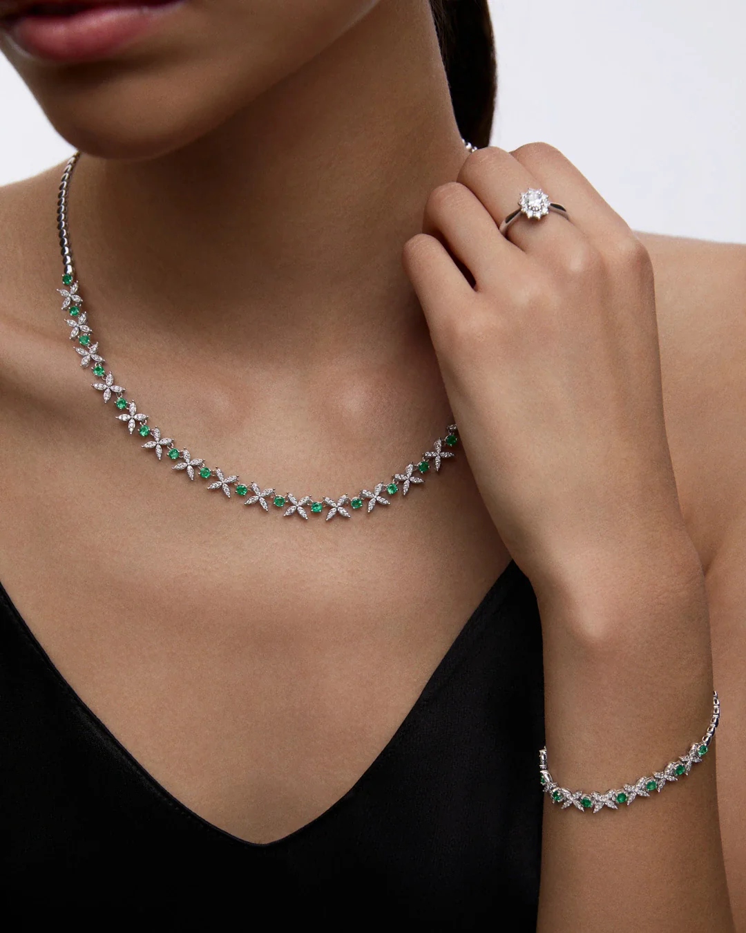 Gargantilla Jasmine de Esmeraldas y Diamantes en Oro Blanco de 18 Kt - Image 3