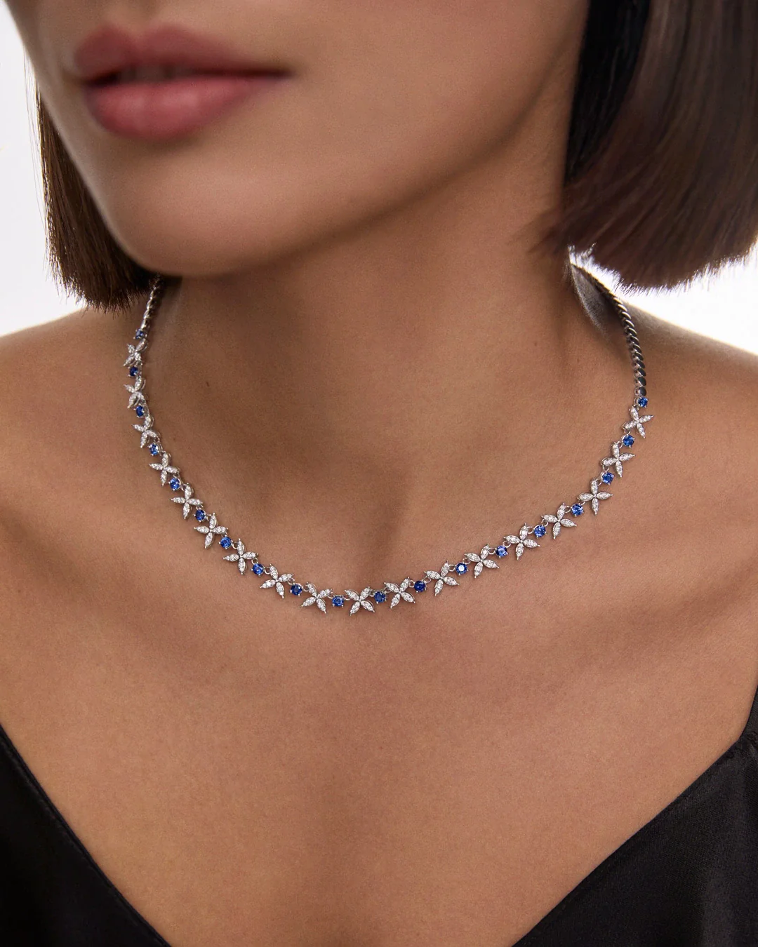 Gargantilla Jasmine de Zafiros y Diamantes en Oro Blanco de 18 Kt - Image 2