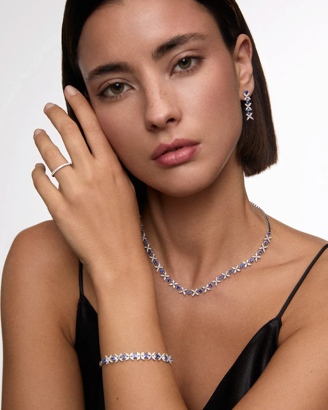 Gargantilla Jasmine de Zafiros y Diamantes en Oro Blanco de 18 Kt - Image 3