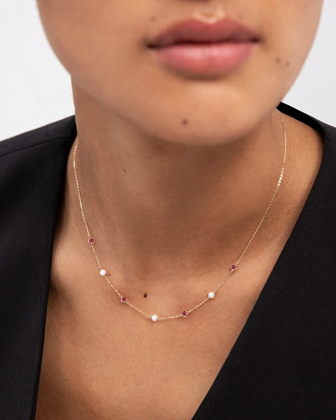 Gargantilla Mabi Blet de Rodolitas y Perlas en Oro Amarillo de 18 Kt - Image 2