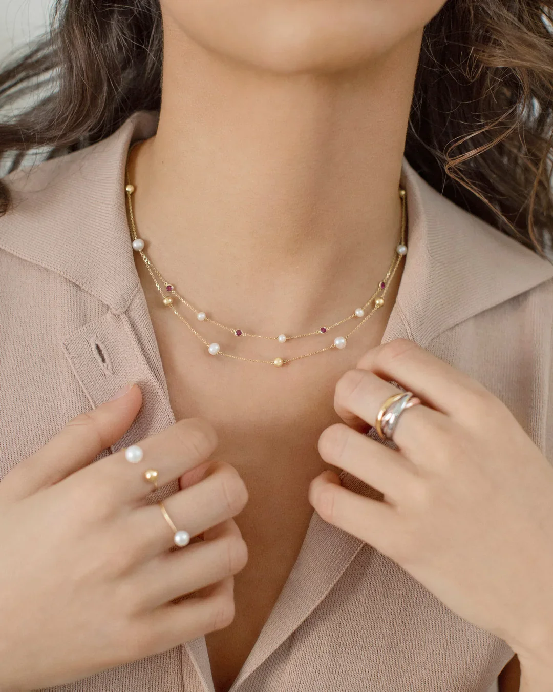 Gargantilla Mabi Blet de Rodolitas y Perlas en Oro Amarillo de 18 Kt - Image 3
