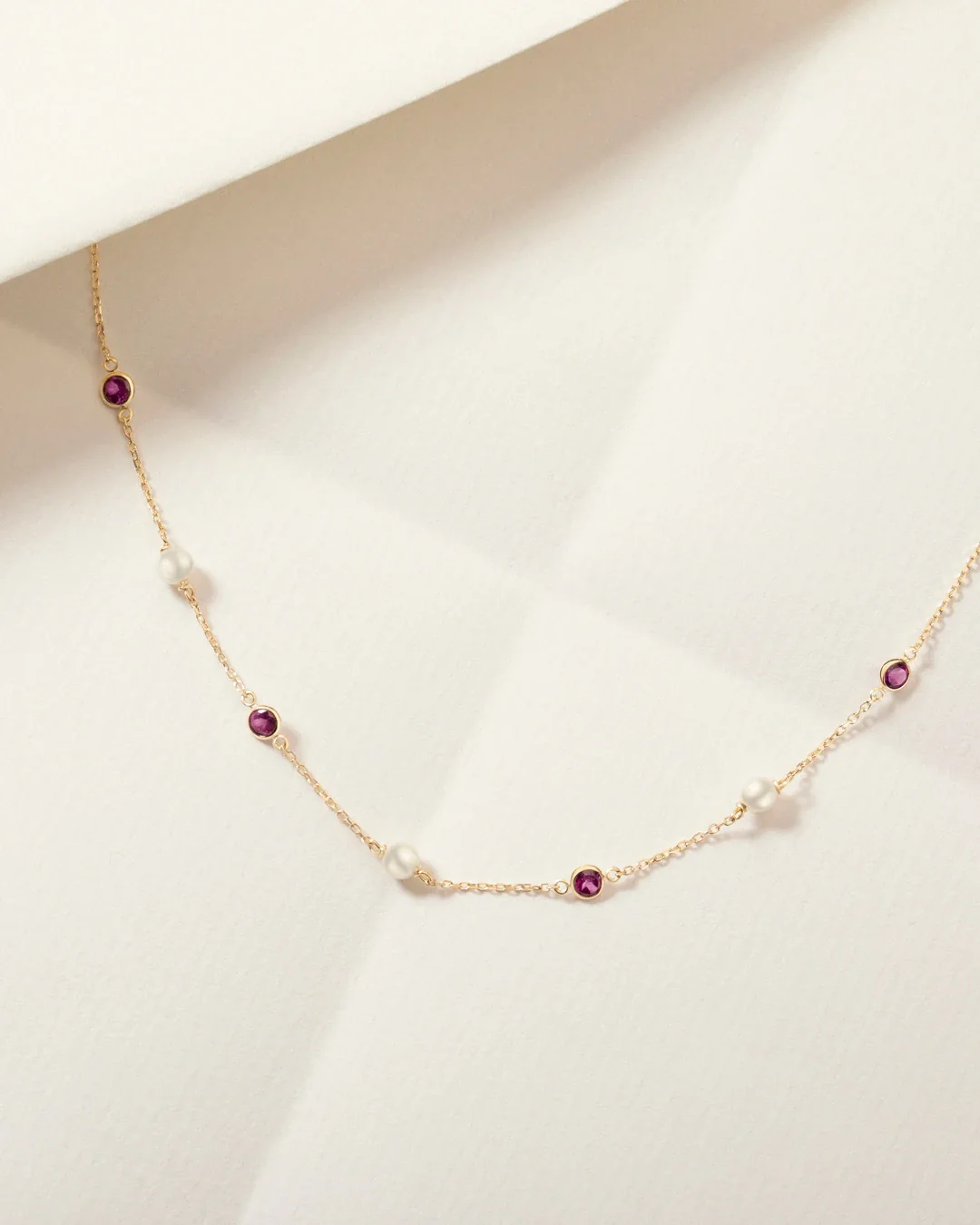 Gargantilla Mabi Blet de Rodolitas y Perlas en Oro Amarillo de 18 Kt - Image 4
