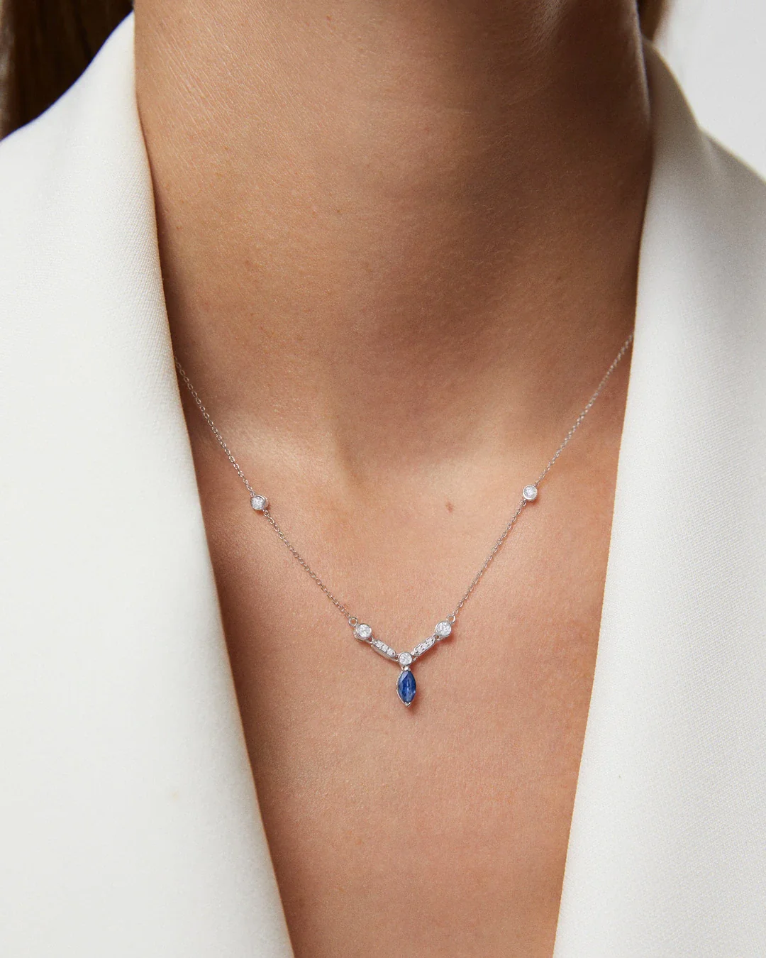 Gargantilla Marion de Zafiro y Diamantes en Oro Blanco de 18 Kt - Image 2
