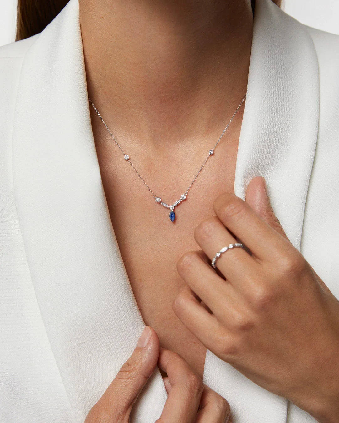 Gargantilla Marion de Zafiro y Diamantes en Oro Blanco de 18 Kt - Image 3