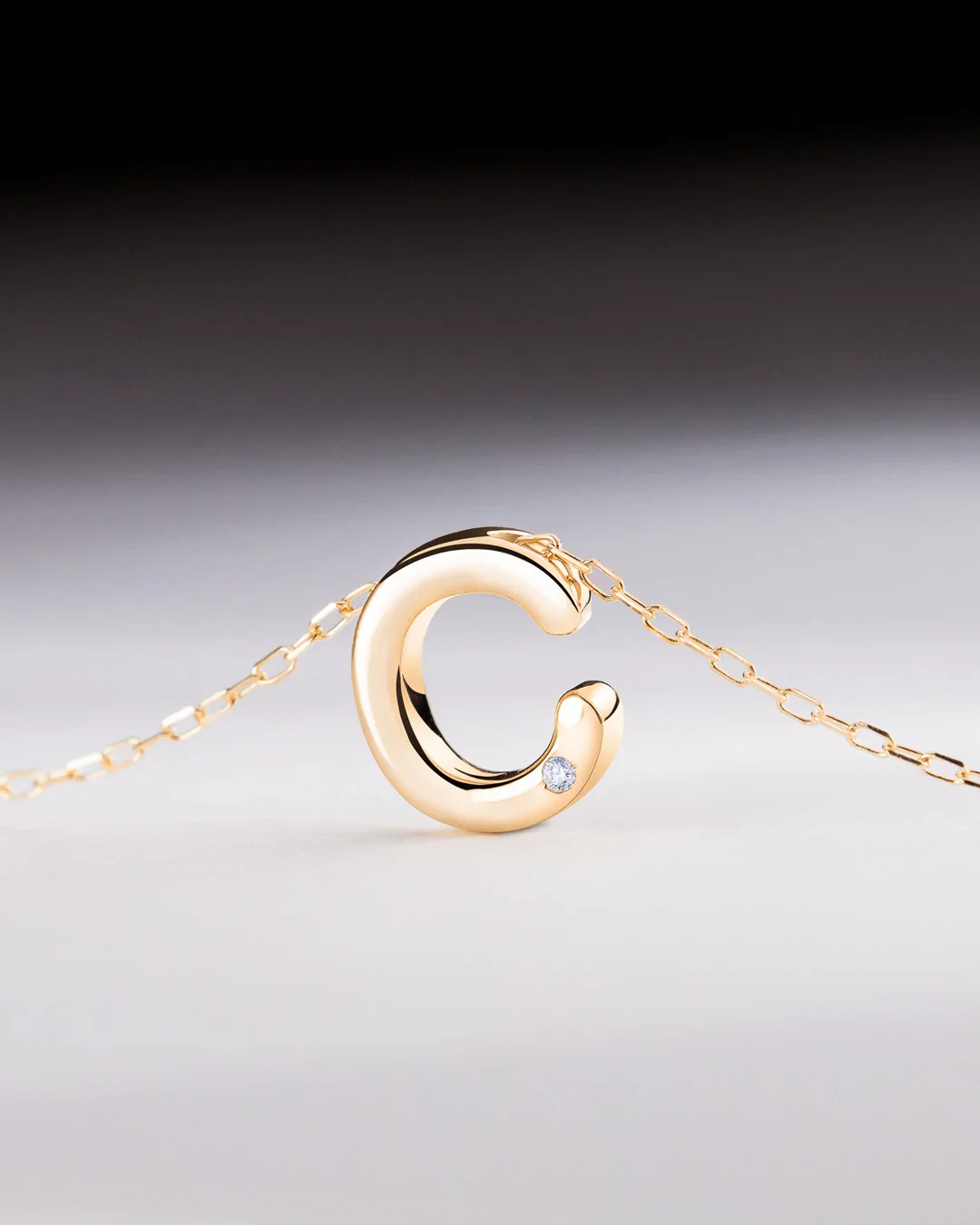 Gargantilla MY Initial Diamante en Oro Amarillo de 18 Kt - Image 7
